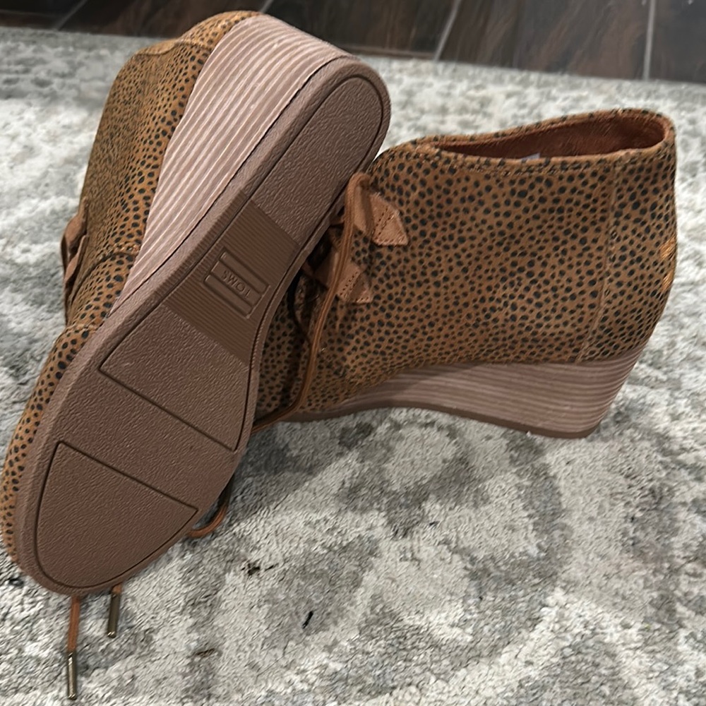 NWOT Toms Brown Wedge Ankle Boots - Picture 3 of 3